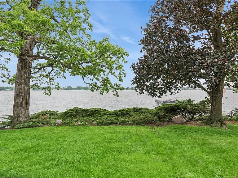 35 Lakeview Pl — Photo 2