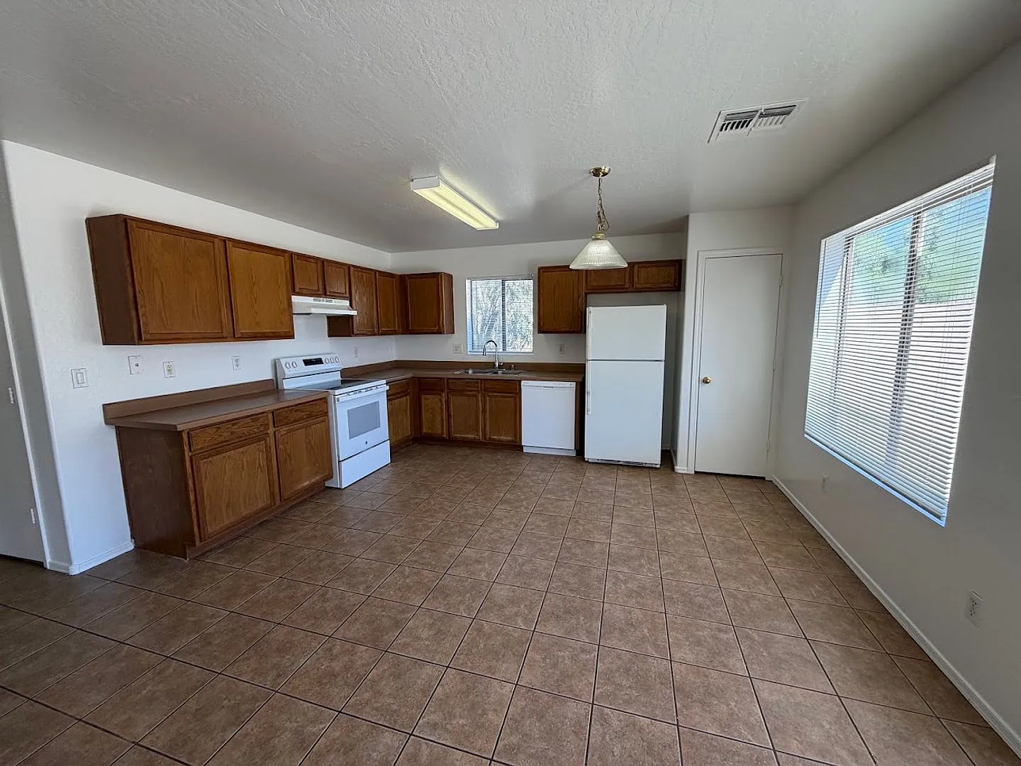 Beautiful 4 Bedroom Home For Rent In Goodyear! **New Carpet & New Paint** — Photo 2