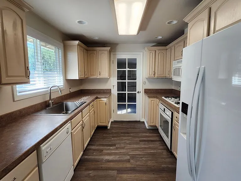 411 W 21st Pl — Photo 13