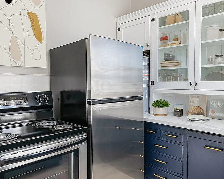 Elegant Renovation! HUGE 1 Bed 1 Bath Available Now! — Photo 20