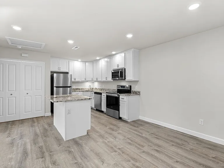 Sherman Square Apartments — Photo 12