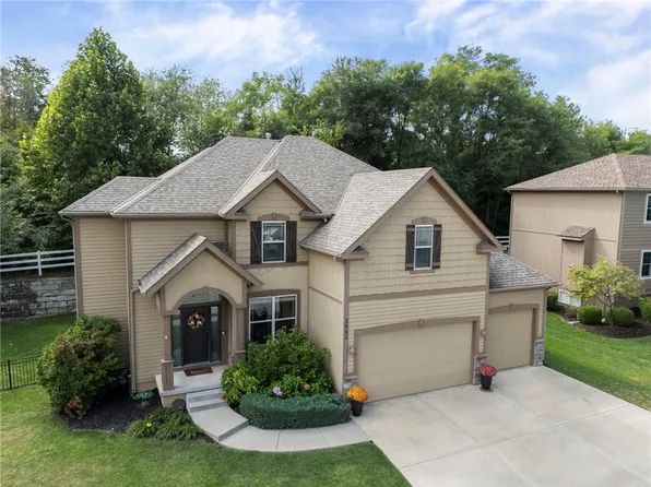 5862 National Dr, Parkville, MO 64152