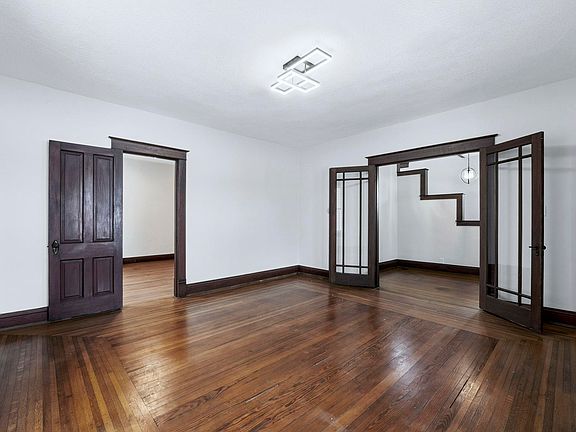 4th image of 210 N Walnut St