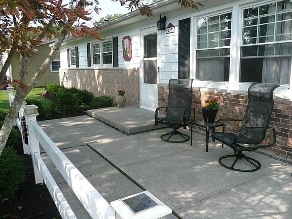 4th image of 223 Westwood Ave