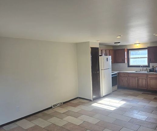 2nd image of 582 Spinnaker Ln