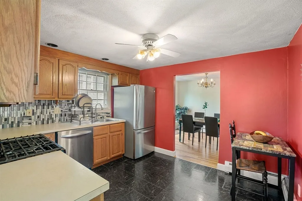 3 bed, 1.5 bath, 1274 sqft, $4,200 — Photo 3