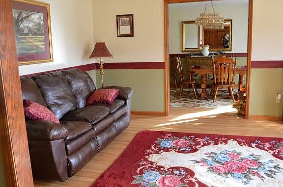 4th image of 445 Camelot Dr