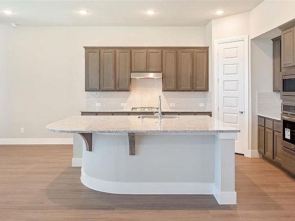 3rd image of 3912 Redbud Dr