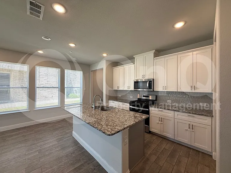 588 Hutchinson Ln — Photo 7