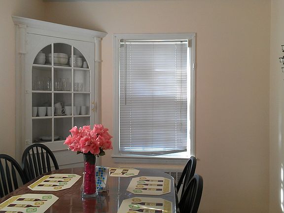 5th image of 106 Maple Dr W