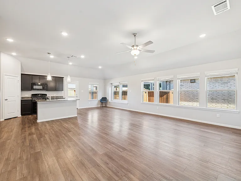 1421 Avalon Ct — Photo 5