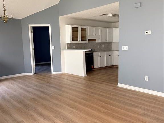 4th image of 16 Brighton Ct