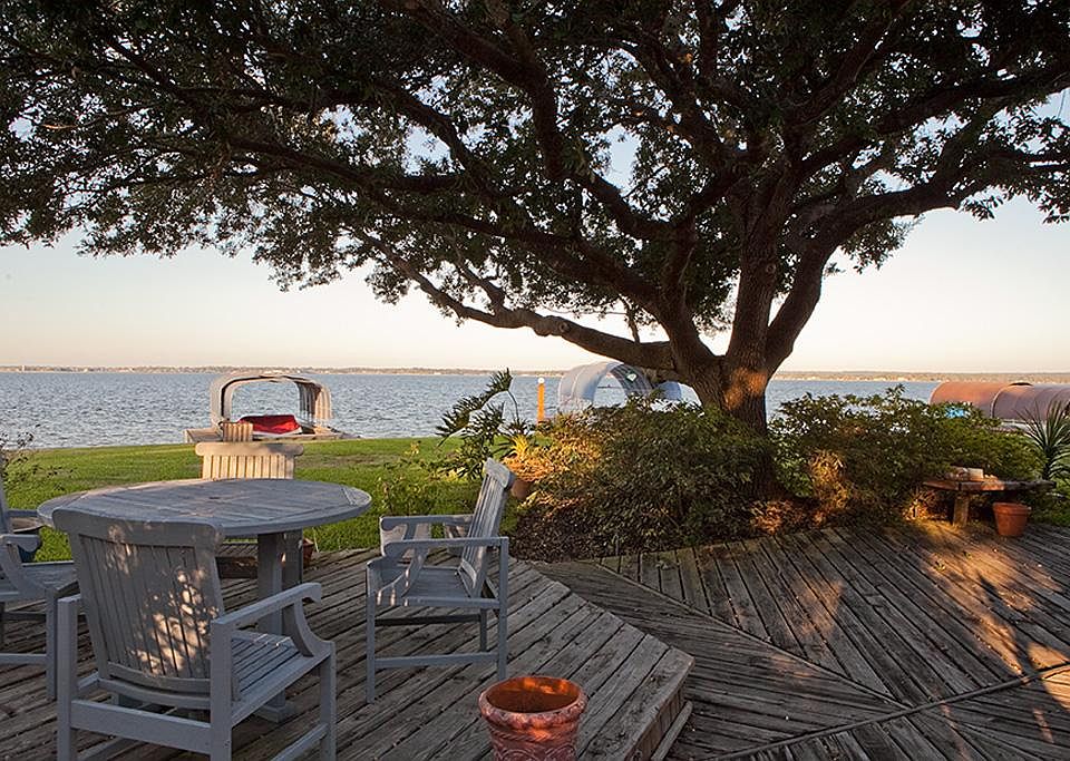 Welcome to the Lake!! Miles of view! Perfect place to start your day.