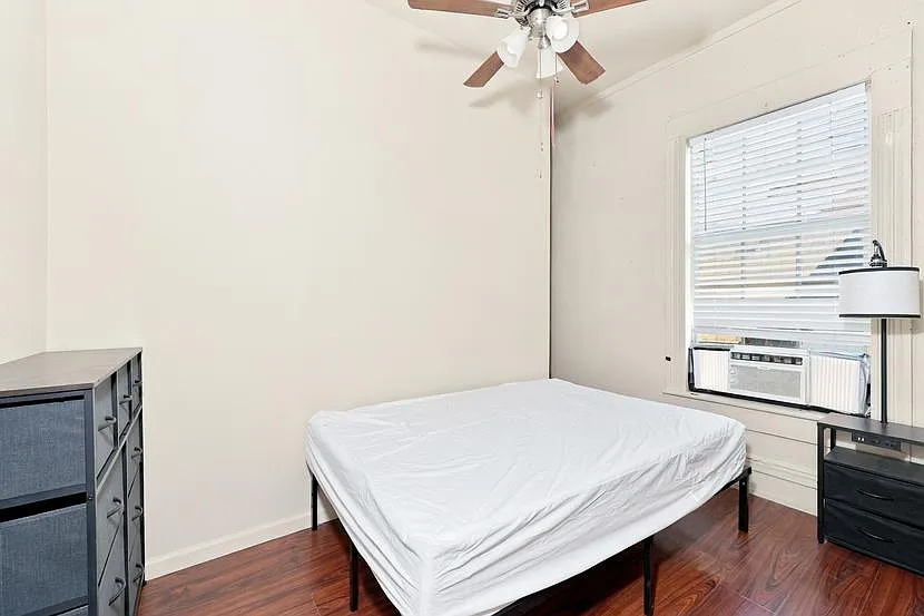 2 bed, 1.0 bath, 1000 sqft, $866 — Photo 1