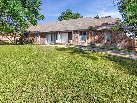 5th image of 205 NW Hillcrest Ln