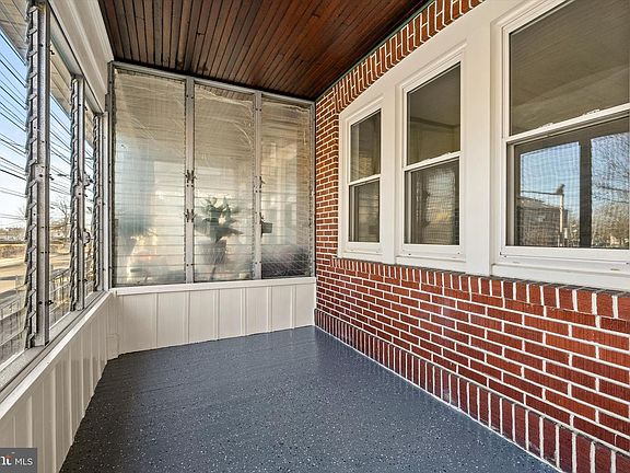 4th image of 365 Parkway Ave