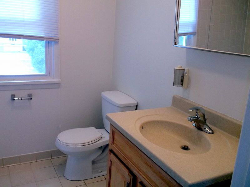 2nd Floor Full Bathroom