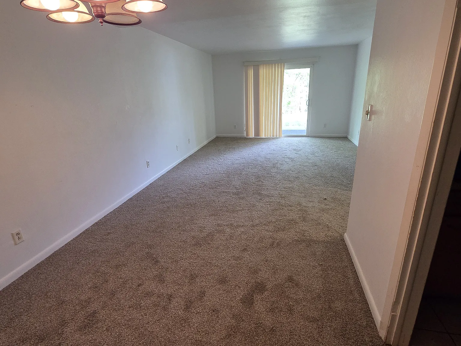 3 bed, 1400 sqft, $1,600 — Photo 2