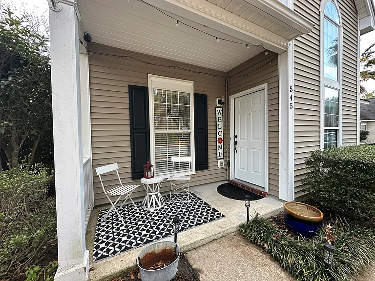 545 Pritchards Point Dr — Photo 2