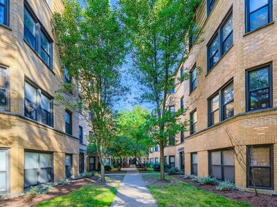 7637 N Greenview Ave APT 2E, Chicago, IL, 60626