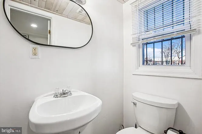 1760 E St NE — Photo 32