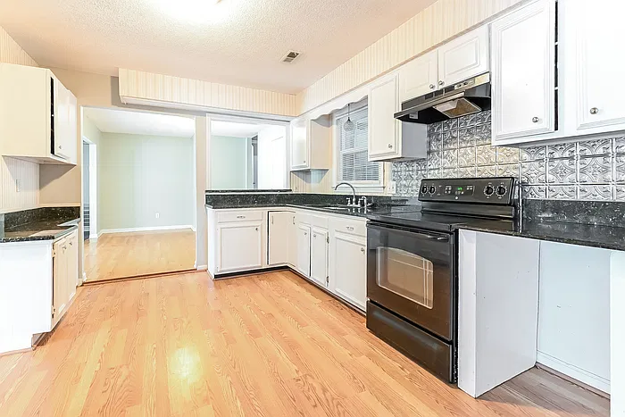 3 bed, 2.5 bath, 1706 sqft, $2,195 — Photo 3