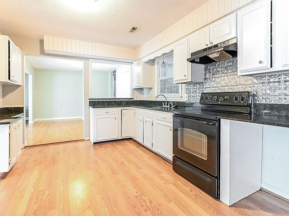 3rd image of 7630 Chippendale Rd