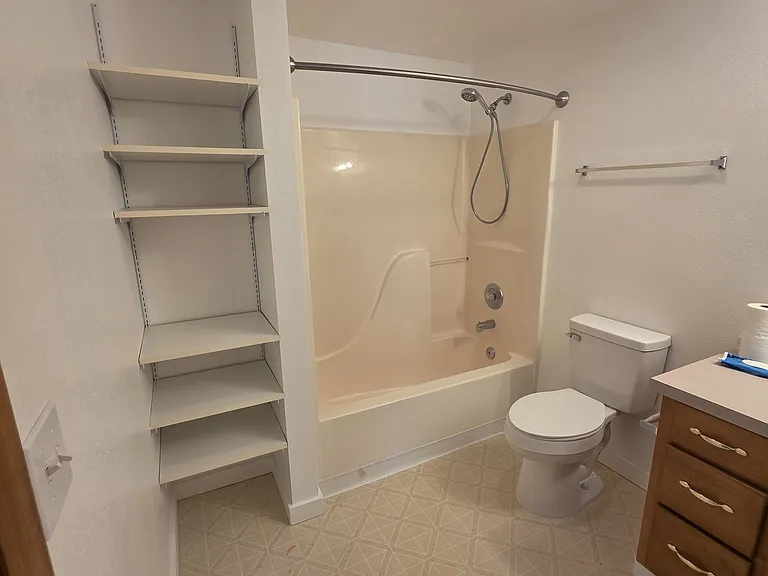 105 E 8th St #1 — Photo 2