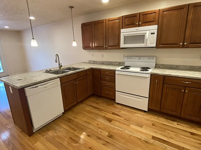 65 Woods Edge Rd #4 — Photo 6