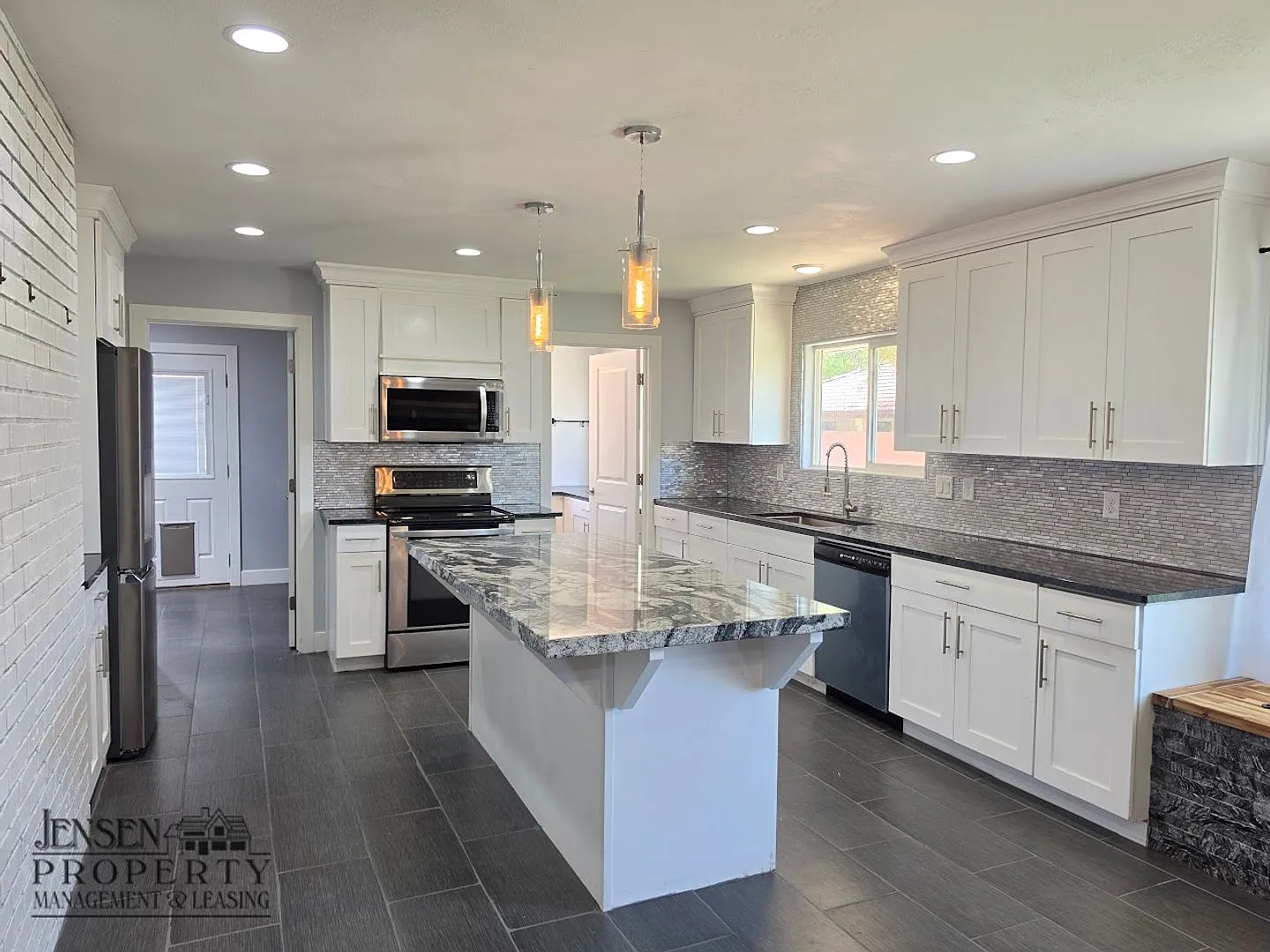 7 Bedroom Home in Bloomington — Photo 1