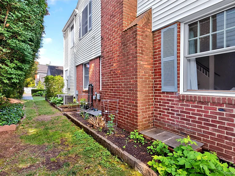 21 Travers St — Photo 26