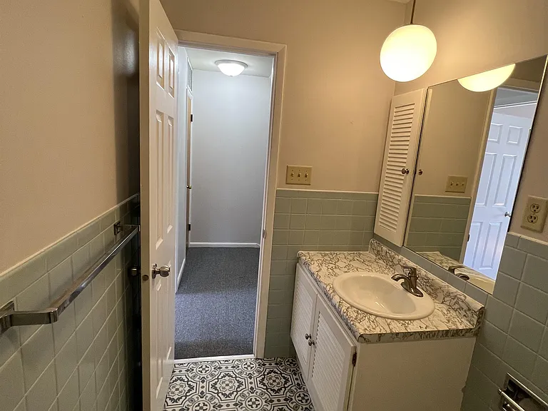 527 N Walnut St — Photo 14
