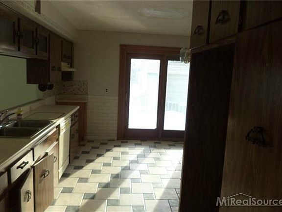 5th image of 28082 Garfield St