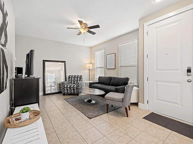 2215 Katy Ln #B — Photo 3