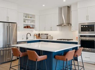 195 E Greenwich Dr NW, Calgary, AB T3B 6P1