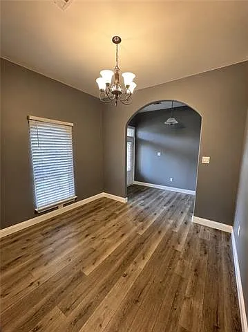 220 Surrey Dr — Photo 2
