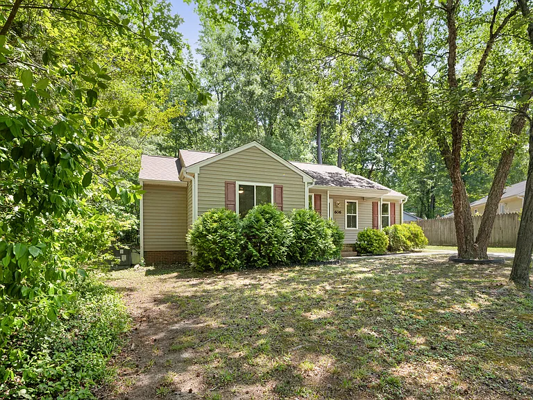 606 Gaslight Trl — Photo 3