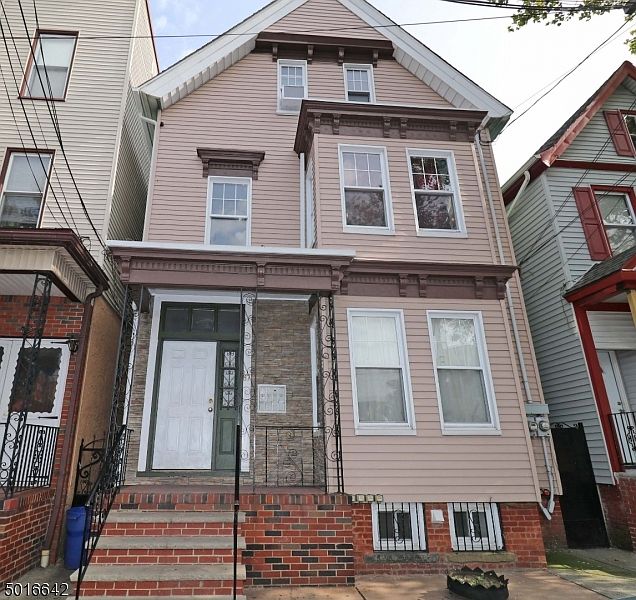 2nd image of 87 Lang St