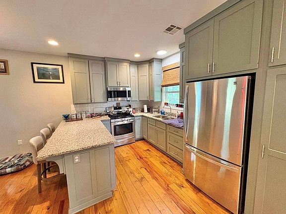 4th image of 404 Levee St