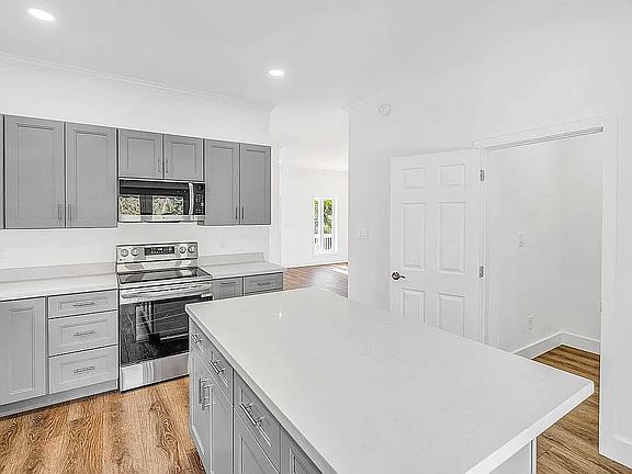 5th image of 718 Largo Rd