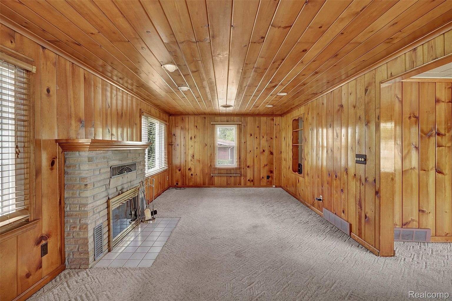 4901 Pointe Tremble Rd, photo 2