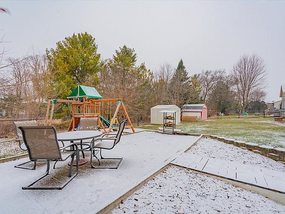 3rd image of 1413 N Wuthering Hills Dr