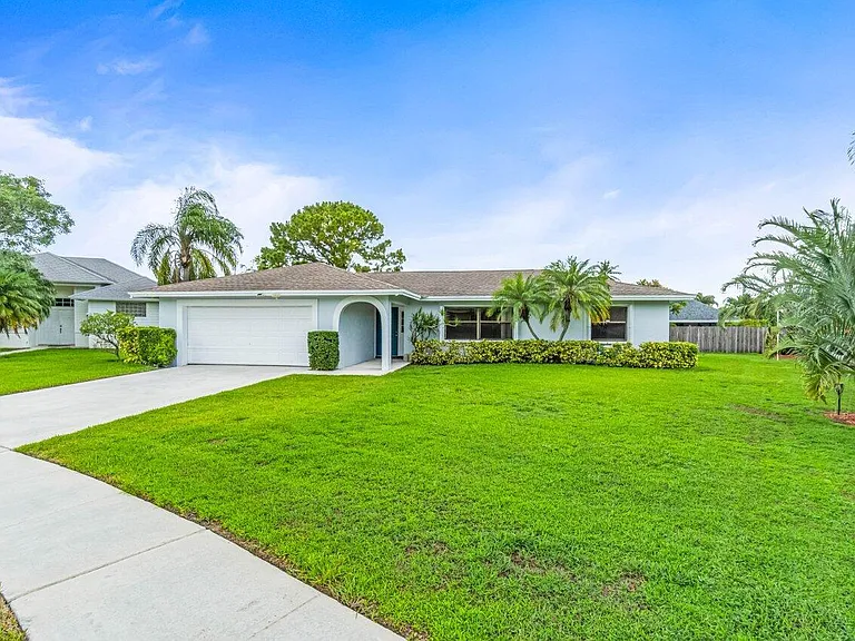 1849 Tulip Ln — Photo 2
