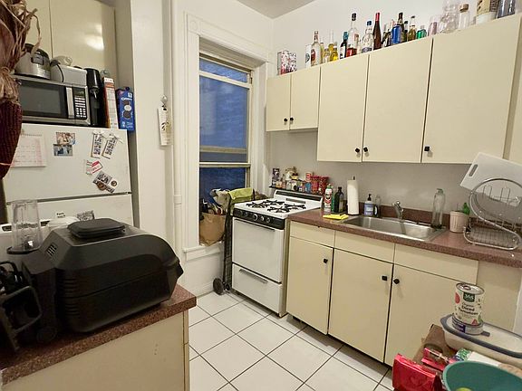 3rd image of 41 W 64th St #3F