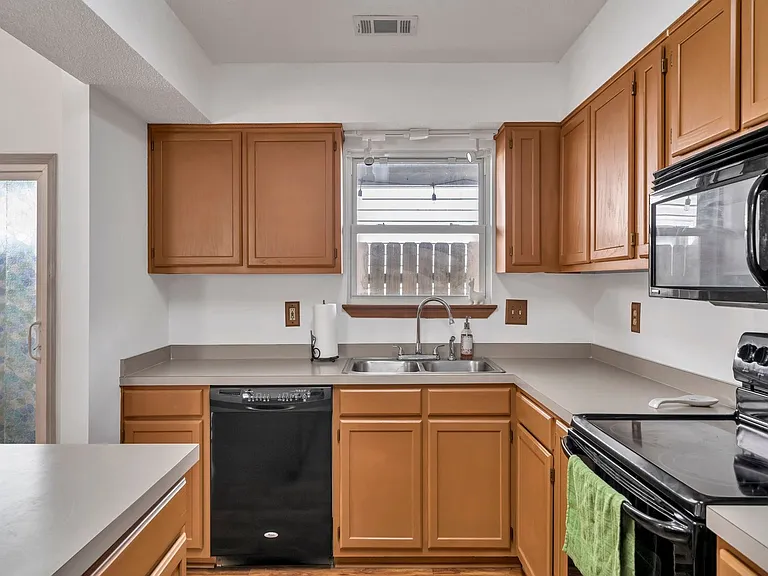 1852 Heartland Dr — Photo 11