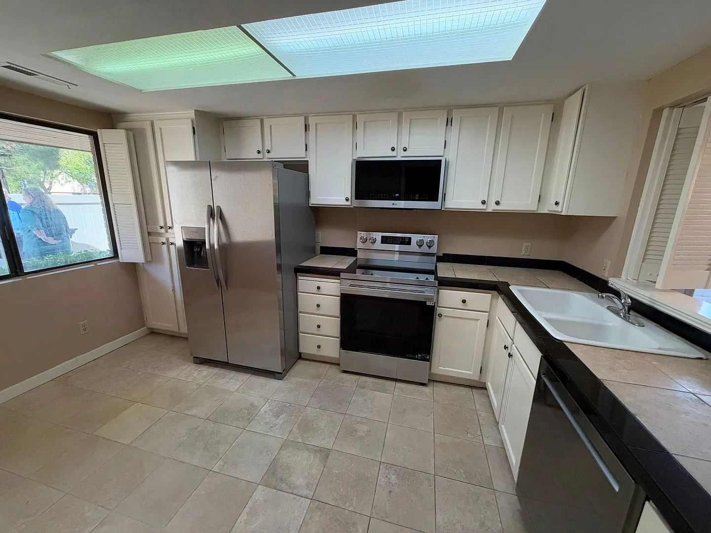 Spacious 2 Bedroom, 2.5 Bathroom Townhouse in Bloomington — Photo 1