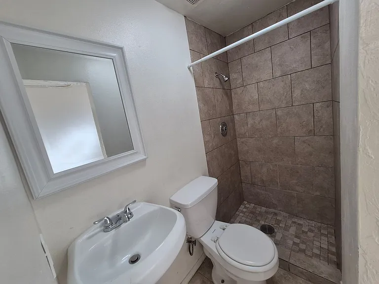 560 S Madison Ave — Photo 5