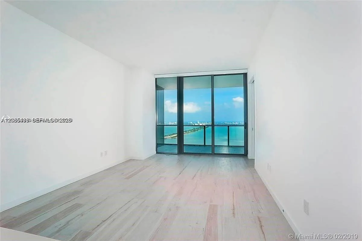 Gran Paraiso Condo — Photo 2