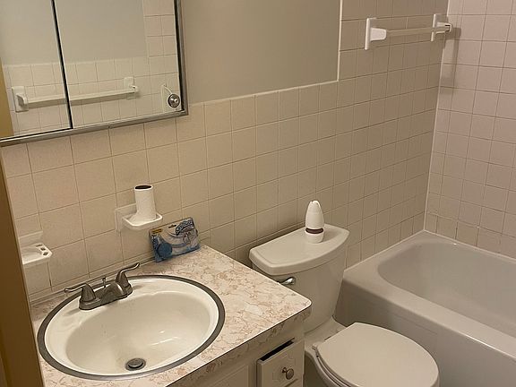 2nd image of 17720 Lake Shore Blvd