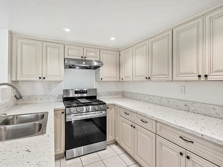 200 E Windsor Rd #1 — Photo 11